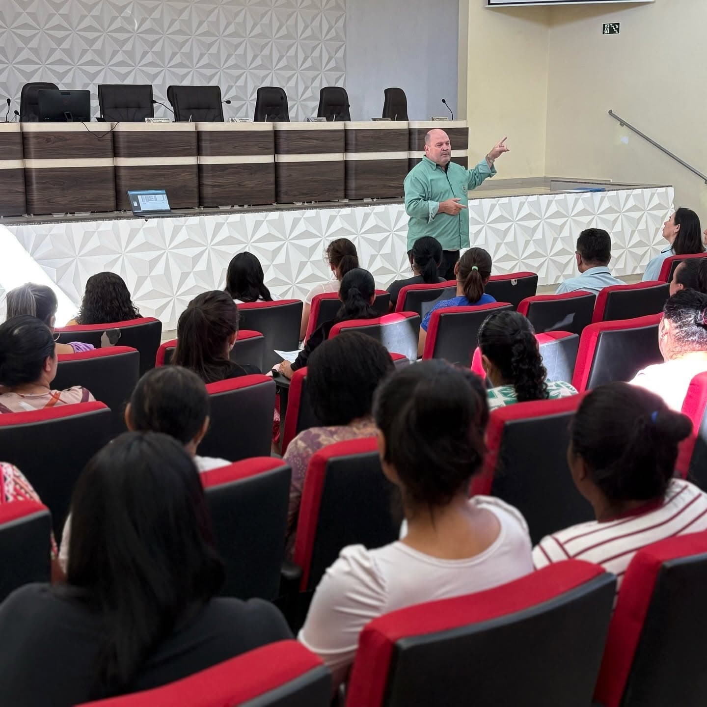 Encontro do Itaberá Social em auditório lotado, com apresentação do programa aos participantes