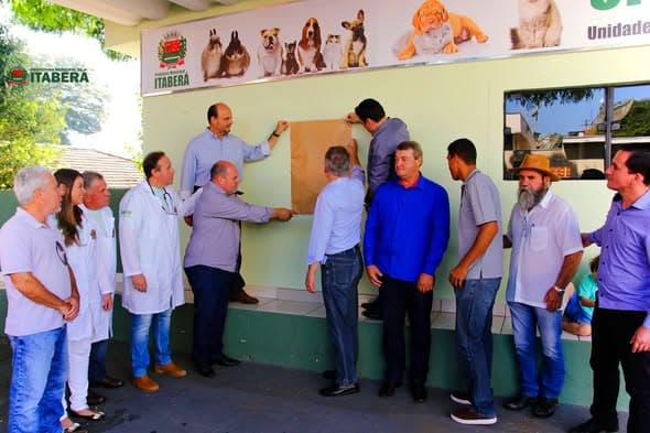 Inauguração da UPA Animal de Itaberá, com autoridades e equipe descerrando a placa da unidade
