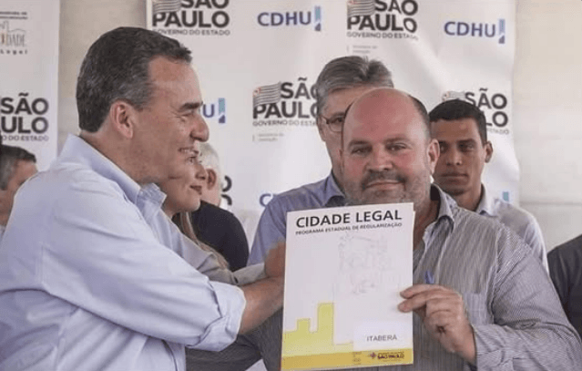Alex Lacerda recebendo a pasta do programa Cidade Legal para Itaberá, em evento do Governo do Estado de São Paulo