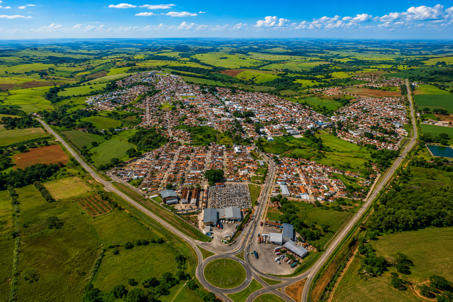 Vista aérea de Itaberá, com o casario da cidade cercado pelas áreas verdes do Sudoeste Paulista